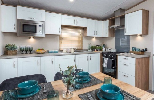 Great Billing Cottage | WATERSIDE HAVEN, family friendly in Billing Aquadrome Holiday Park