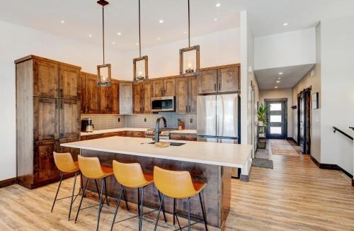 Fraser House | Waterside Mountain Villa 8B I Private Hot Tub I Great Views I Activity Program