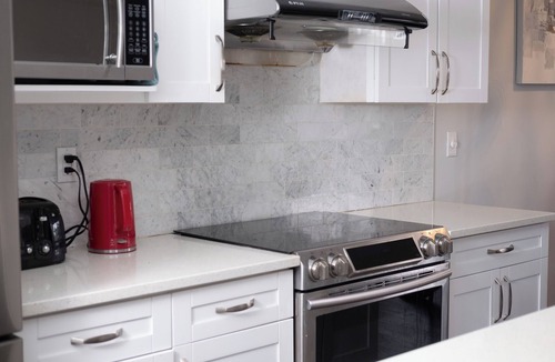 Sunnyside House | Waterside Retreat: 3-Bed Suite near Bow River
