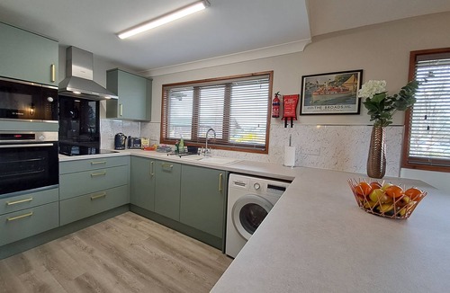 Brundall Cabin | Waterside River Retreat - sleeps 6 guests in 3 bedrooms