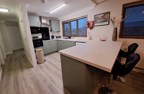 Brundall Cabin | Waterside River Retreat - sleeps 6 guests in 3 bedrooms