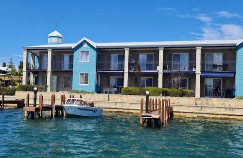 Halls Head Apartment | Waterside Studio Apartment: City Centre