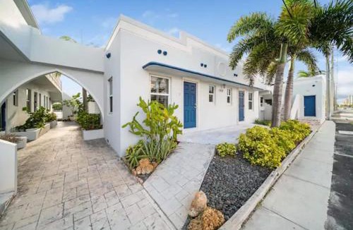 Hollywood Lakes Apartment | Waterside Studio w/King bed - Hollywood