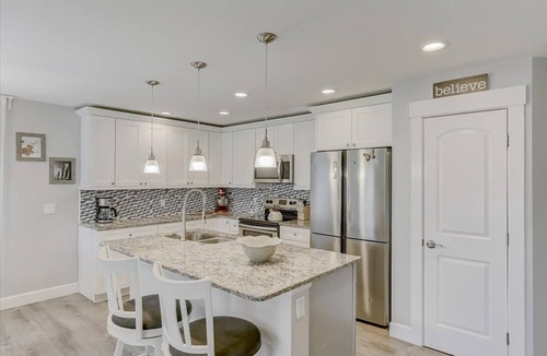 Oakland Hills House | WaterView 176B Sunny Vacation home 3 bdr, 2 ba Close to Gulf, Beaches
