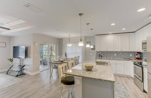 Oakland Hills House | WaterView 176B Sunny Vacation home 3 bdr, 2 ba Close to Gulf, Beaches