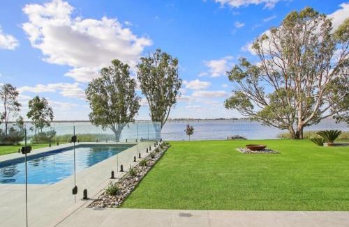 Yarrawonga House | Waterview Place Holiday House