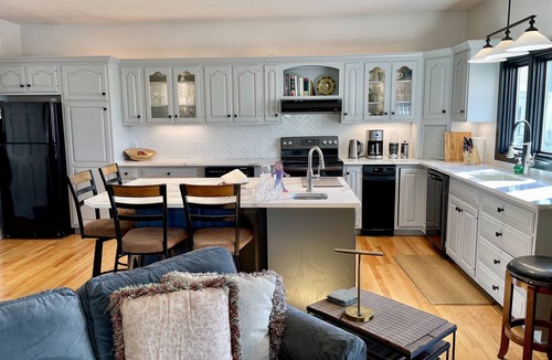 Gloucester House | WaterViews Overlooking Gloucester Inner Harbor/Sunroom/Deck/Walk to Town/AC