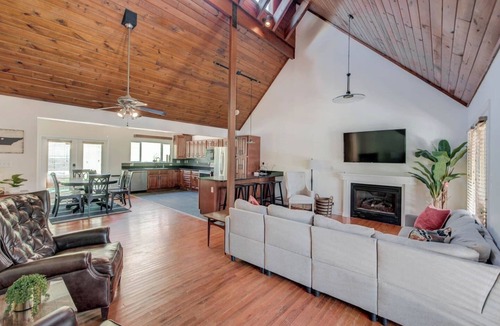 Harriman House | Watt a Retreat on Watt`s Bar Lake, sleeps 6-8 King