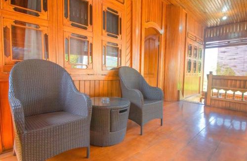 Sidomulyo Villa | Watu Emas 1 with Shared Pool and Balcony