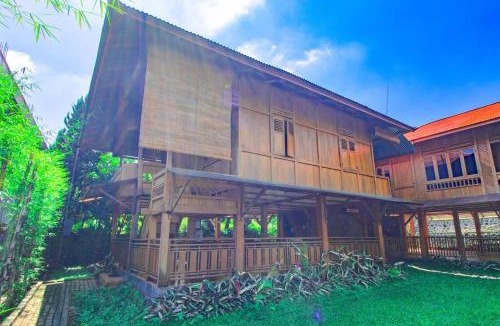 Sidomulyo Villa | Watu Emas 1 with Shared Pool and Balcony