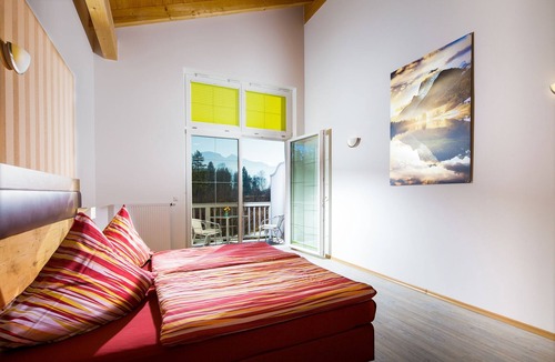 Bischofswiesen Apartment | Watzmann, 2-4 Pers., 120 m², 2 Schlafzimmer, Wohnzimmer, Kochnische, Badewanne, Dusche und WC, Balkon