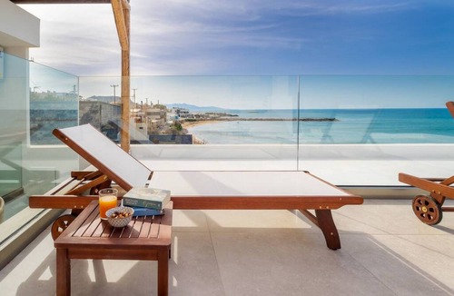 Kokkini Chani House | Wave an Idyllic Seafront Suite