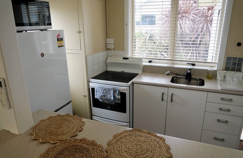 Raglan Cottage | Wave and point break cottage