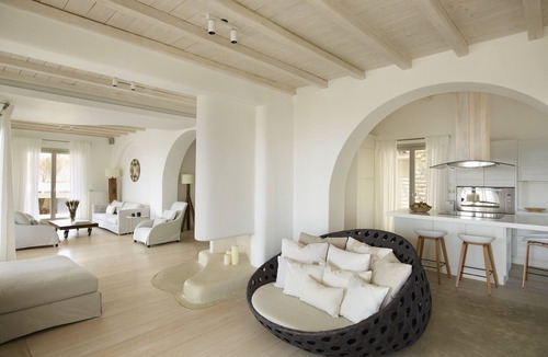Xilokeratidi House | Wave18 Spacious,Luxurious,Contemporary,3 swimming pools,Gym,Spa,Sea View.