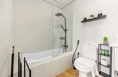 Jumeirah Lake Towers Apartment | Waves- Cozy 1BR Lakefront Stay in JLT
