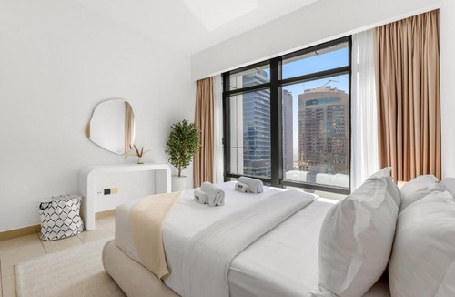 Jumeirah Lake Towers Apartment | Waves- Cozy 1BR Lakefront Stay in JLT