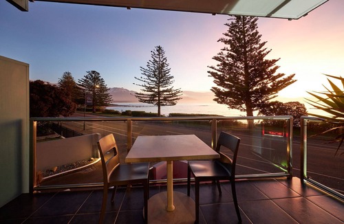 Kaikoura Cottage | Waves on Esplanade - Kaikoura Waterfront Apartment