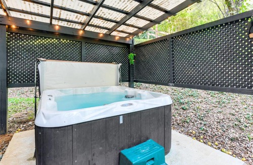 Hemphill Heights House | Waynesville Cabin w/Pickleball Court and Hot Tub
