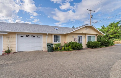 Grants Pass House | WE ARE A CHARMING DUPLEX/2 HOMES 4 BEDROOM 4 BATH/2 GARAGES +EV