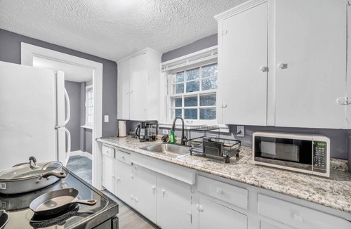 Highland Square House | Weber Duplex House Upper Unit Near Highland Square