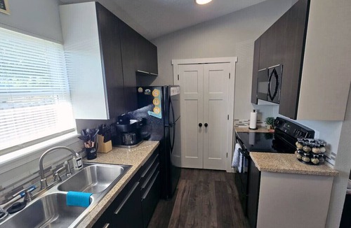 Midtown Apartment | Webster, N. Hospital & Downtown
