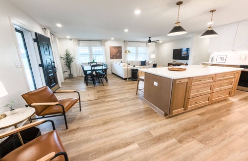 Clinton House | Wedding Weekend Home Base (sleeps 12)