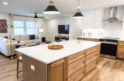 Clinton House | Wedding Weekend Home Base (sleeps 12)