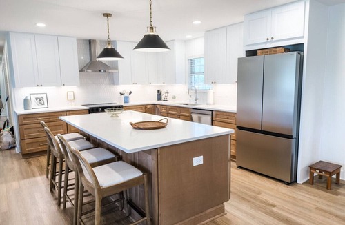 Clinton House | Wedding Weekend Home Base (sleeps 12)