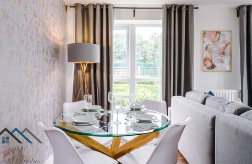 Belle Vue Apartment | ⭐Weekend away in Manchester? Here to see the Football? Explore the city? Remote