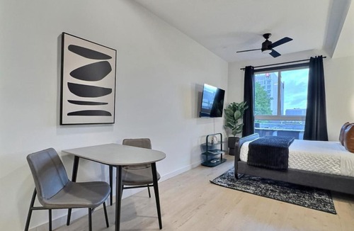 Five Points South Apartment | Weekend Base, Walk to Stadium and Great Eats