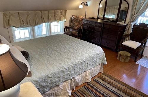 Elkhorn House | Weekend Getaway at a Bed and Breakfast by a Peaceful Lake near Milwaukee, Wisconsin