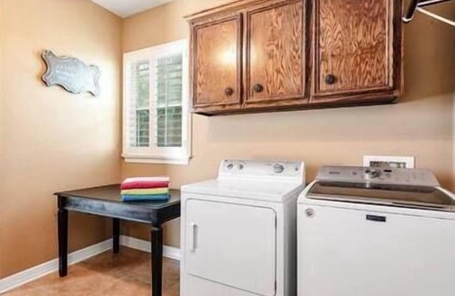 Brookshire House | Weekend Getaway - Country Oasis Pool, Hot Tub, Texas Longhorns & Event Venue