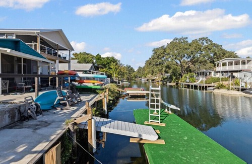 Weeki Wachee Gardens House | Weeki Wachee Canal Home Private Dock Kayaks AND River Adventure