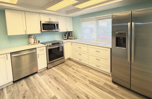 Weeki Wachee Gardens House | Weeki Wachee Crystal blue Springs river house with Kayaks