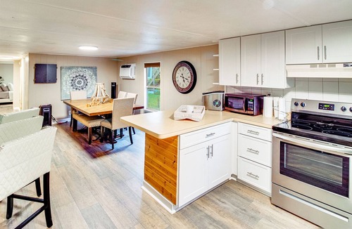 Weeki Wachee Gardens House | Weeki Wachee Fish Camp-Waterfront