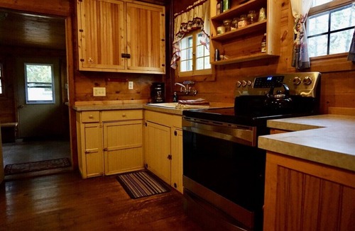 La Pointe Cabin | Weisel Cabin - Nostalgic Cabin located within walk