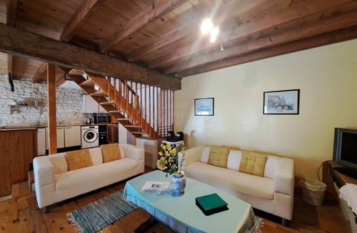 Saint-Pierre-de-Juillers Cottage | 🏡 Welcome to Cassiopee Cottage at Les Vallaies 🌞💦