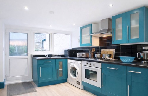 Bridgend Cottage | Welcome to our Cosy Coastal Townhouse by Happy Days Stays. Sleeps 6 with fast Wi-Fi, private parking and easy access to Porthcawl beaches, Cardiff and Swansea. Perfect for families, contractors and business travellers.