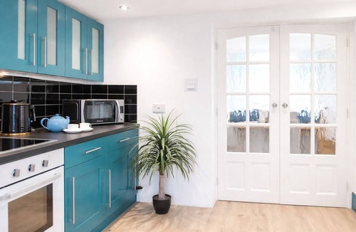 Bridgend Cottage | Welcome to our Cosy Coastal Townhouse by Happy Days Stays. Sleeps 6 with fast Wi-Fi, private parking and easy access to Porthcawl beaches, Cardiff and Swansea. Perfect for families, contractors and business travellers.