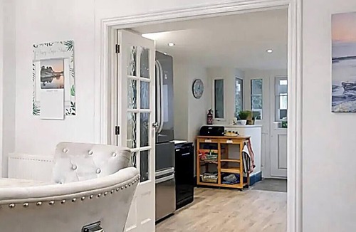 Bridgend Cottage | Welcome to our Cosy Coastal Townhouse by Happy Days Stays. Sleeps 6 with fast Wi-Fi, private parking and easy access to Porthcawl beaches, Cardiff and Swansea. Perfect for families, contractors and business travellers.