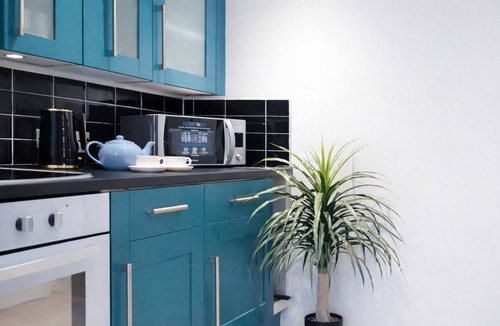 Bridgend Cottage | Welcome to our Cosy Coastal Townhouse by Happy Days Stays. Sleeps 6 with fast Wi-Fi, private parking and easy access to Porthcawl beaches, Cardiff and Swansea. Perfect for families, contractors and business travellers.