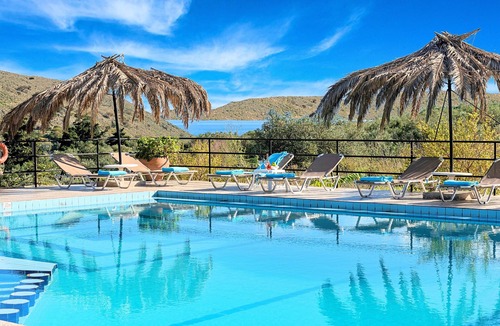 Exopoli Apartment | Welcome Apts laid just 1600m away from the longest sandy beach of northern Crete and the touristic Georgioupolis Town, offering great views to the Cretan Sea and the White Mountains. Welcome Apts is ideal for couples, families, a group of families or a g