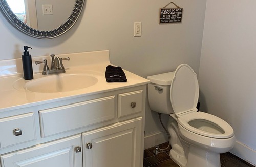 Bowling Green House | WELCOME Cave Visitors! Clean, Peaceful Home in the Country. Game Room/Mini Gym!