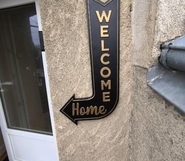 Chateauroux Apartment | Welcome Home Parking, terrasse