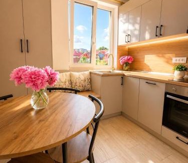 Husi Apartment | Welcome Home RAA