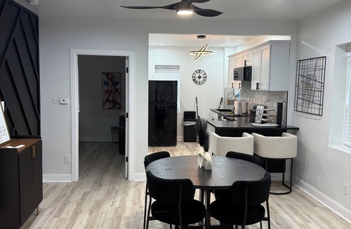 Hyde Park House | Welcome! This stylish and spacious three-story gateway
