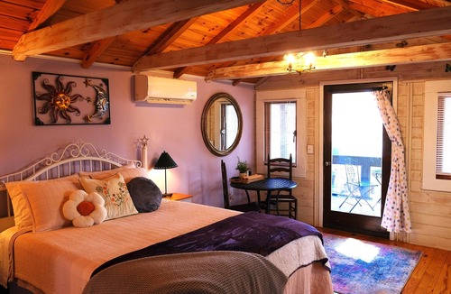 Laurel Ridge Cabin | Welcome to Black Mountain Stomping Ground's Auntie's Attik w Mtn Views/porch