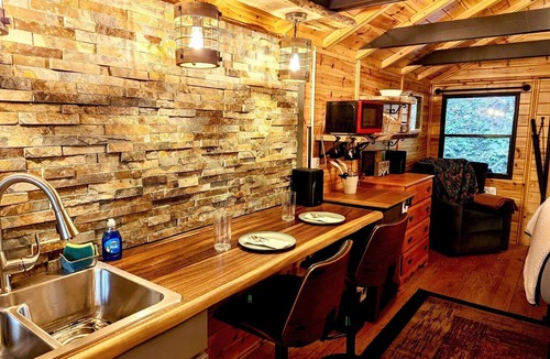 Laurel Ridge Cabin | Welcome to Black Mountain Stomping Ground's The Lookout. king bed/Views