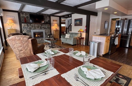 Hadley House | Welcome to Ledgerock, A 3-bedroom Lake Front house on The Great Sacandaga Lake.