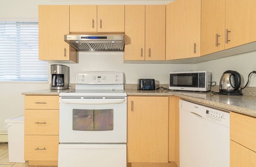 Burnaby House | Welcome to Main floor 2 Bedrooms Suite A &10 minute walk from Metrotown Mall